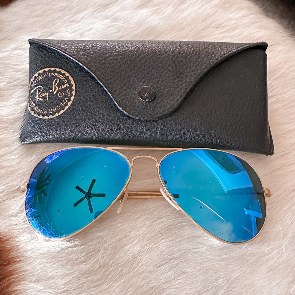 Mirrored Ray-Ban Aviators